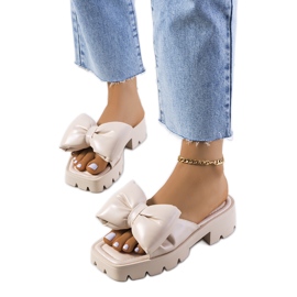 Beiget tossut Platt-traktorin pohjassa