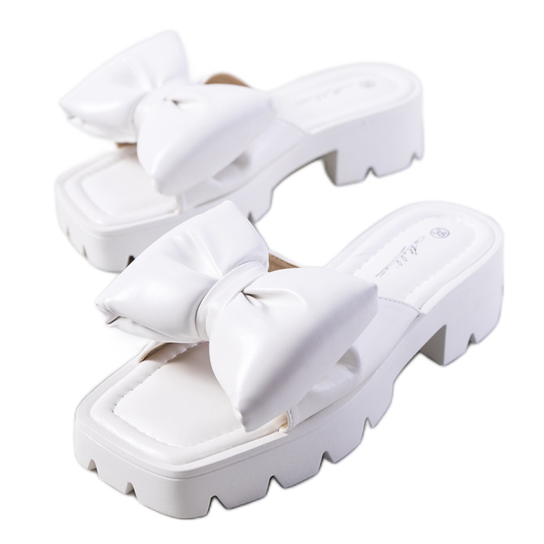 Plattin traktorin pohjassa valkoiset tossut valkoinen