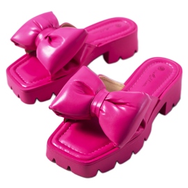 Vaaleanpunaiset tossut traktorin Platt-pohjassa vaaleanpunainen