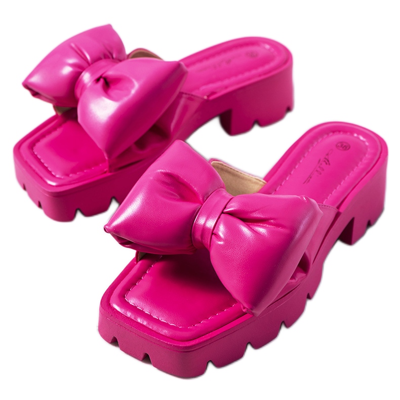 Vaaleanpunaiset tossut traktorin Platt-pohjassa vaaleanpunainen