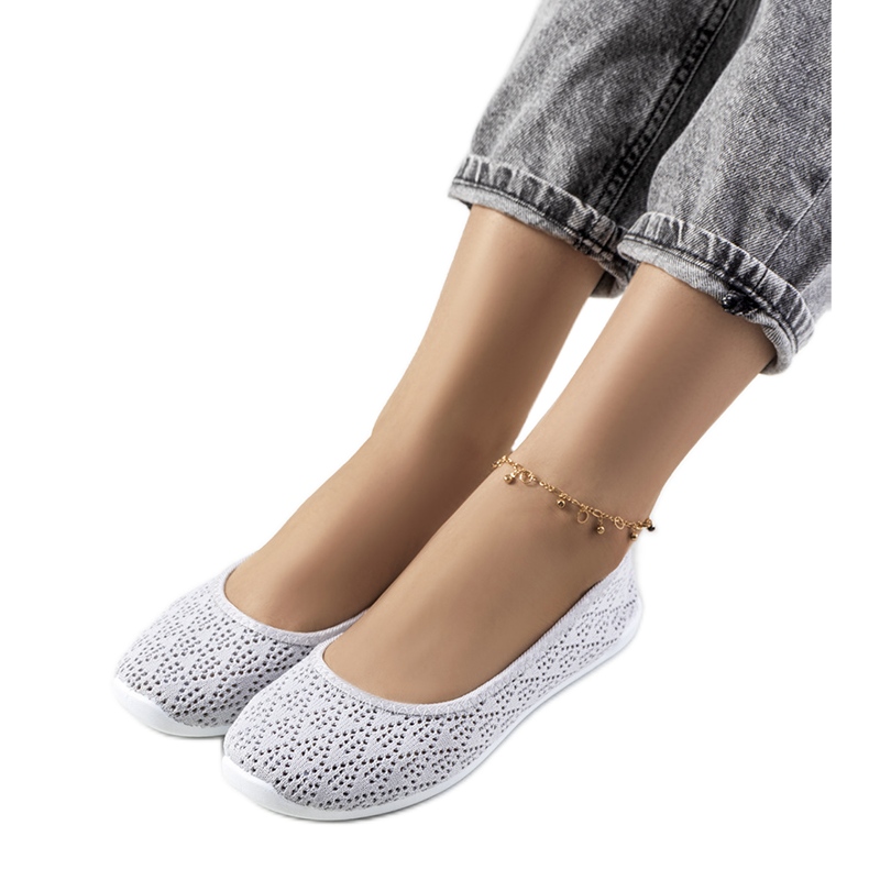 Holmen harmaat harjakattoiset balerinat