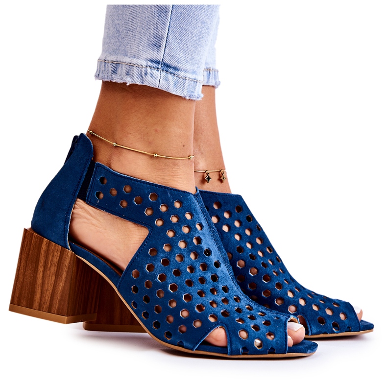 Harjakattoiset saappaat pylväässä Maciejka 04593-17 Tummansininen laivastonsininen