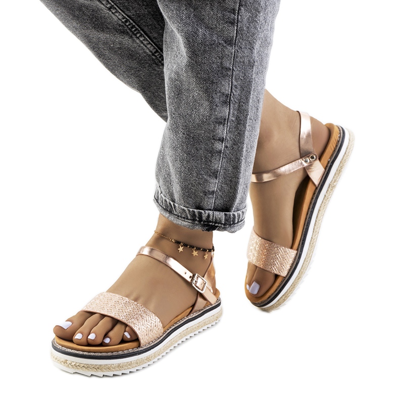 Kultaiset sandaalit koristeellisella Acton-tasolla kultainen