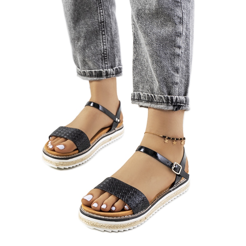 Mustat sandaalit koristeellisella Acton-alustalla