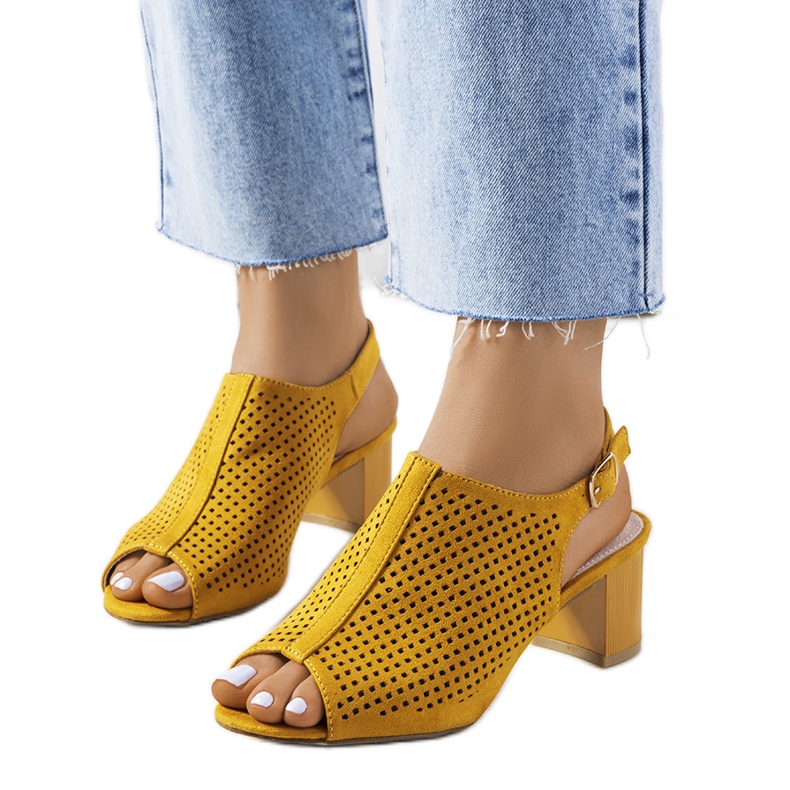 Keltaiset harjakattoiset sandaalit Belinda-tolppassa keltainen