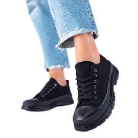 SHELOVET Mustat lenkkarit lavalla