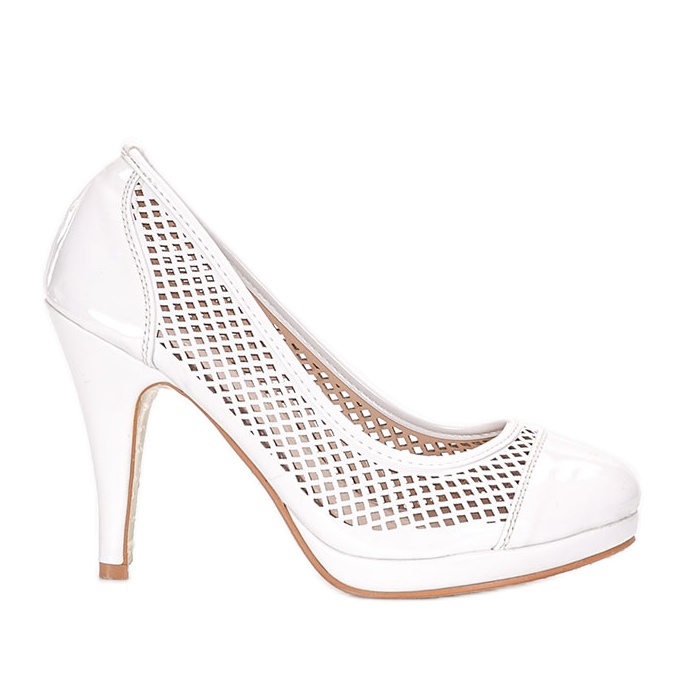 Valkoiset pumput Friarin kantapäässä valkoinen