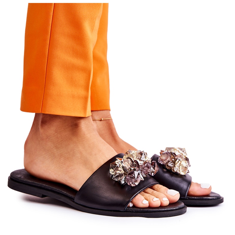 Naisten nahkaiset tossut koristeella Nicole 2726 musta