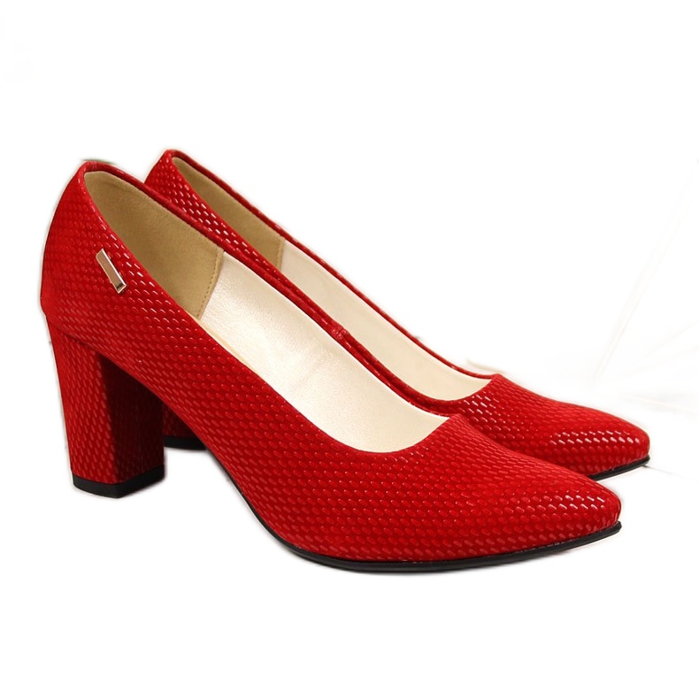 Pumput pylväässä punainen Monique