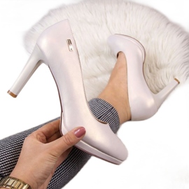 Pumput alustalla helmi beige W Sergio Leone