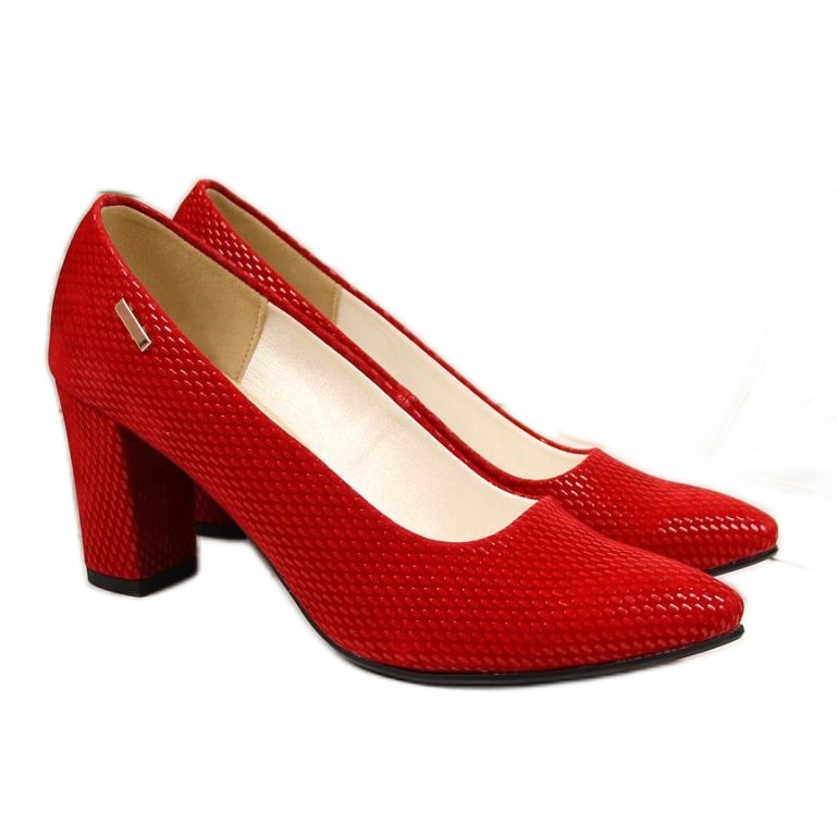 Pumput pylväässä punainen W Monique