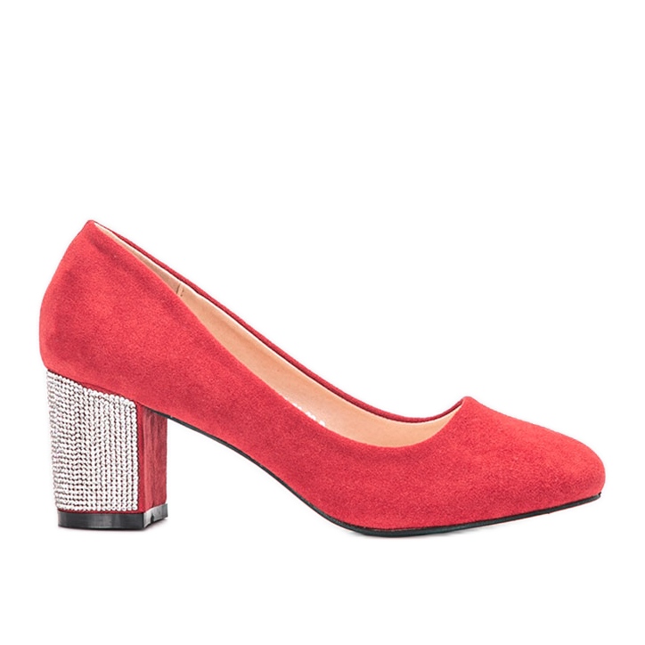 Punaiset pumput Goyalin viestissä punainen