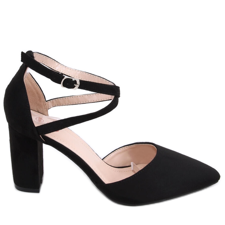 Pumput Lizzie Blackin virkaan musta