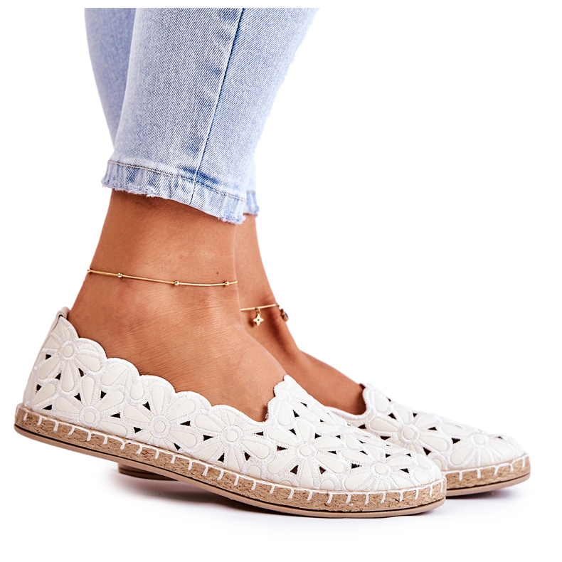 Naisten slip-on ballerinat valkoisilla kukilla valkoinen