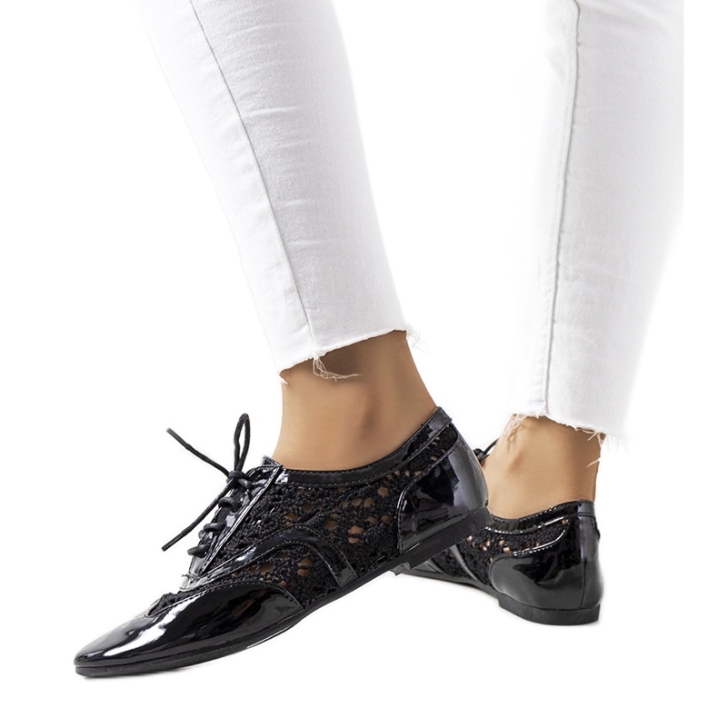 Brett mustat lakatut kengät