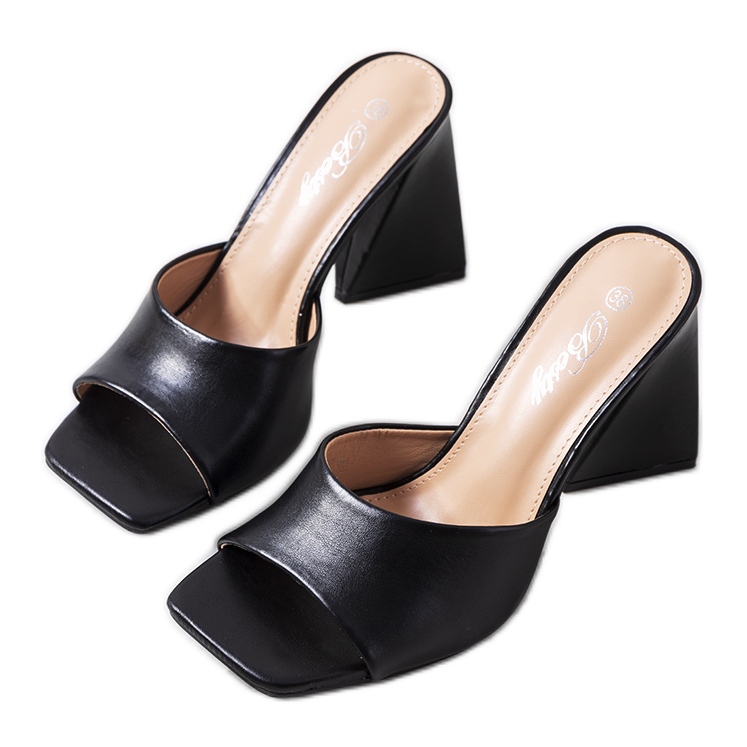 Mustat tossut Istilan postissa