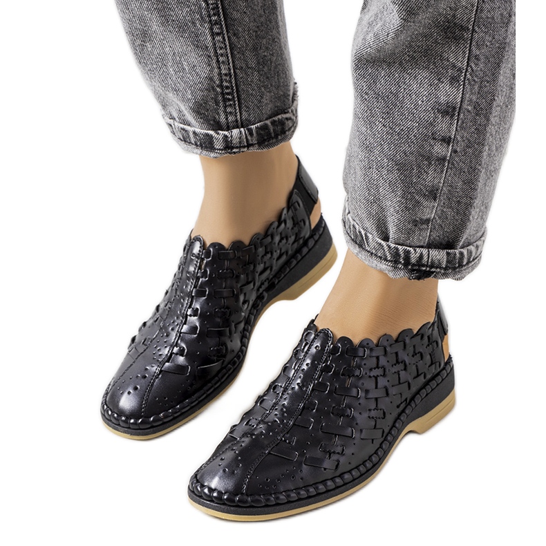 Carvalhon mustat harjakattoiset sandaalit