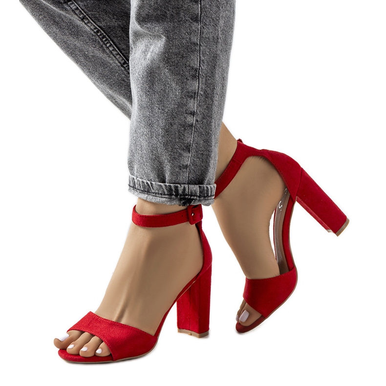 Punaiset sandaalit Doylen pylväässä punainen