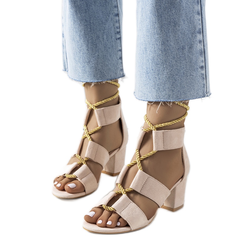 Beiget sandaalit Saliba-postissa