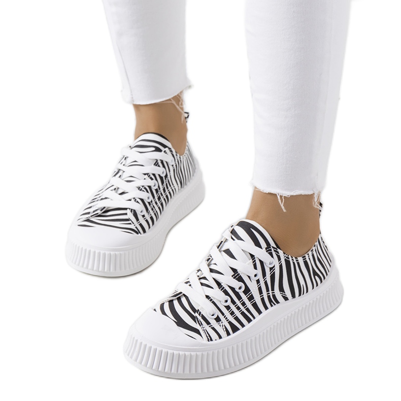 Mustavalkoiset lenkkarit Chovka-alustalla valkoinen