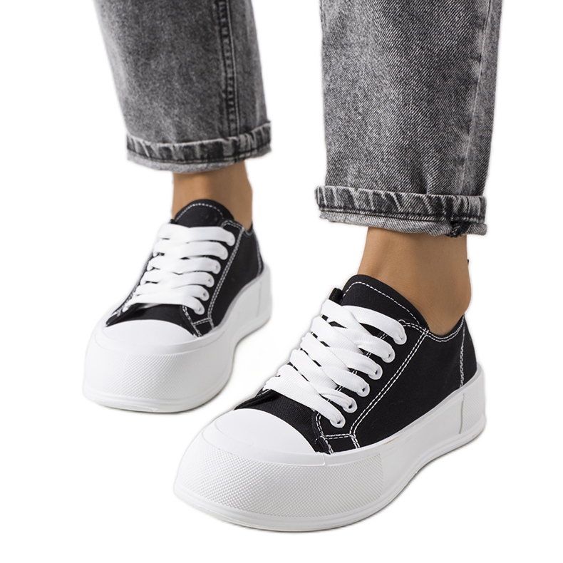 Mustat tennarit Louisal-alustalla