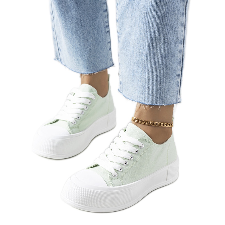 Vihreät tennarit Louisal-alustalla