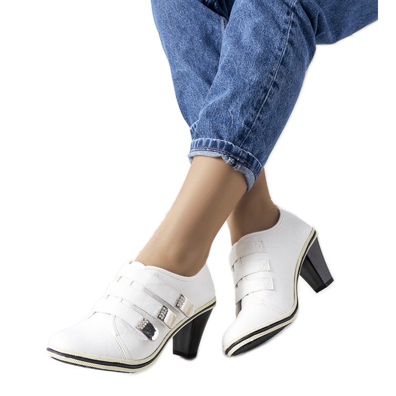 Valkoiset kengät Payla-postissa valkoinen