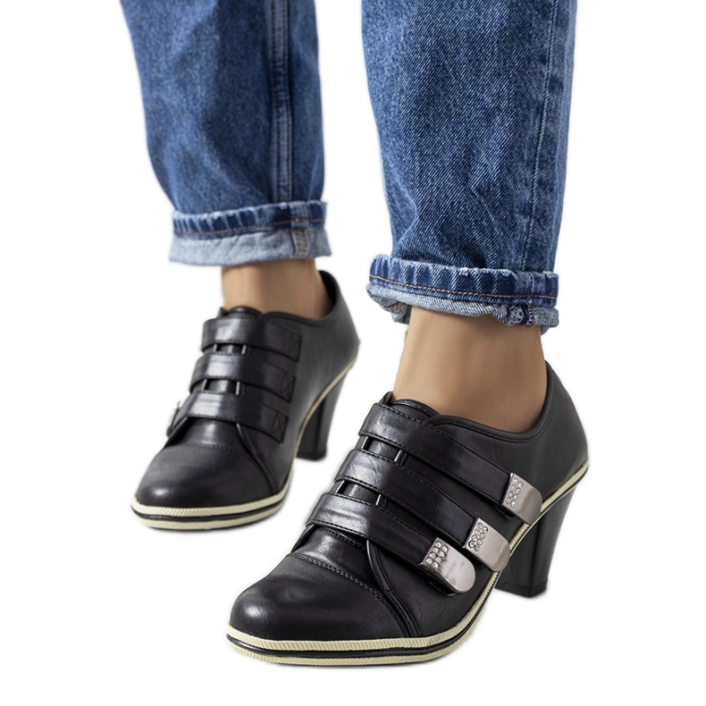 Mustat brogut Payla-postissa