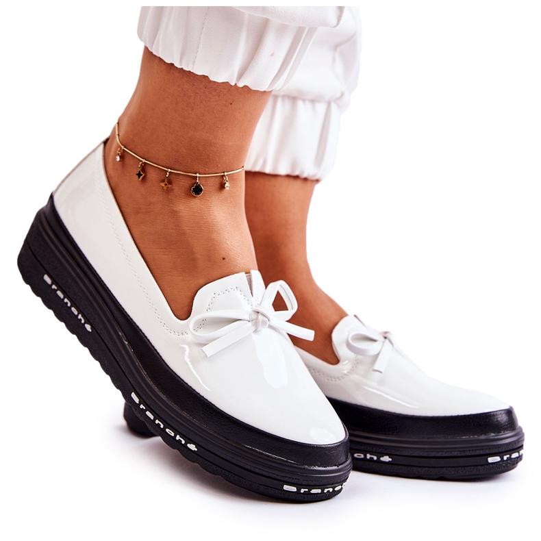 Vinceza Naisten lakatut loaferit kiilavalkoisessa röyhelössä valkoinen