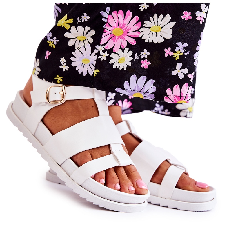 Nahkasandaalit Tessyn valkoisella alustalla valkoinen