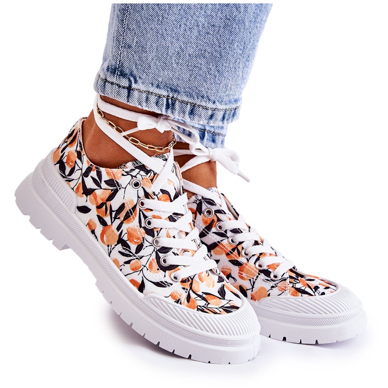 PS1 Matalat tennarit, jotka on sidottu valkoiseen Amissa-hedelmään valkoinen