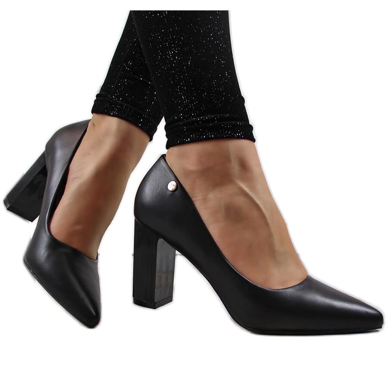 Pumput mustassa Vinceza-tolppassa