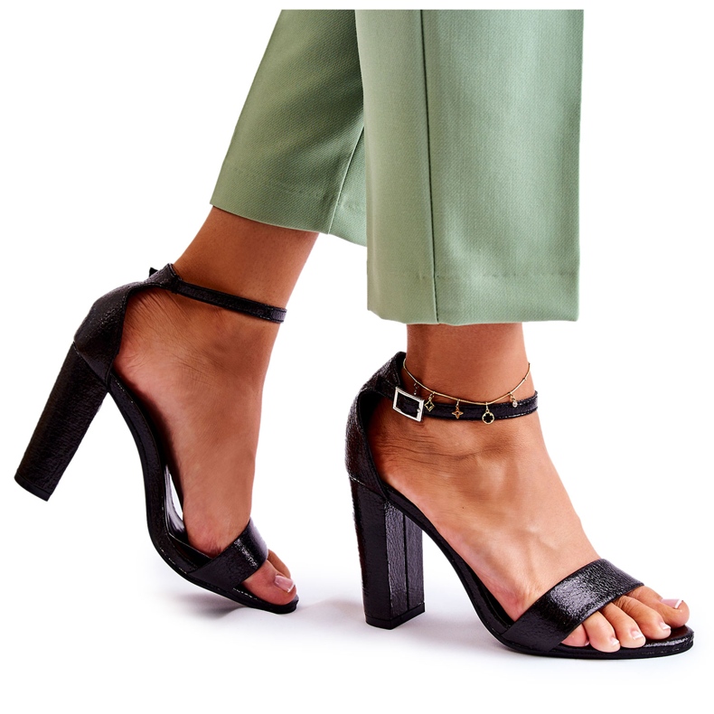 Klassiset nahkasandaalit baarissa Musta Sallen