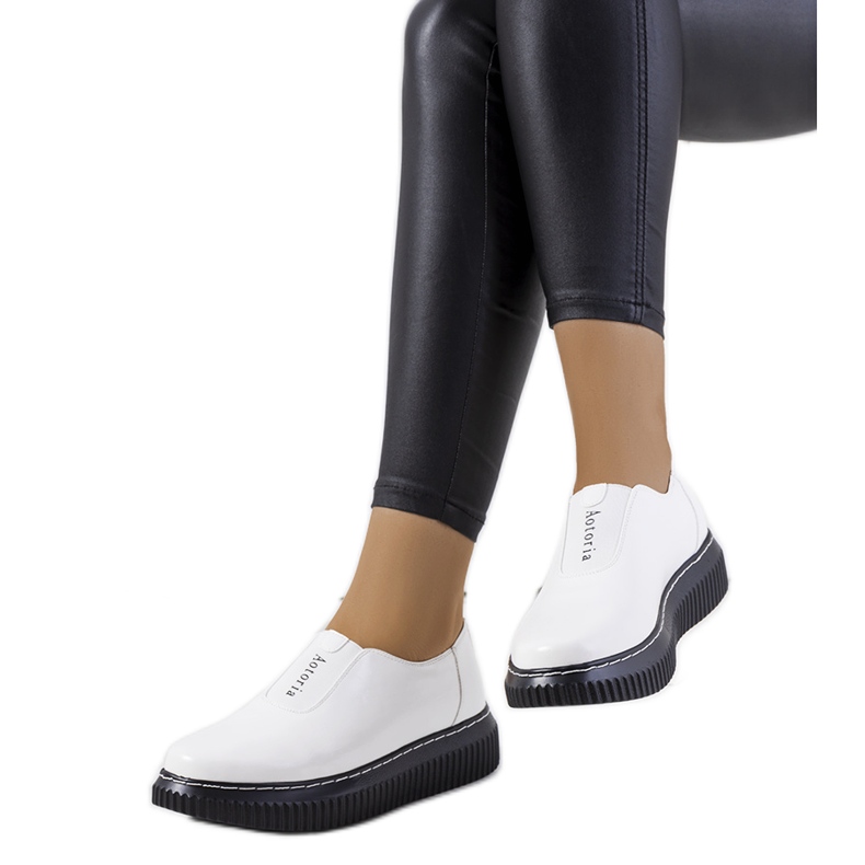 Valkoiset broguet Siddonsin alustalla valkoinen