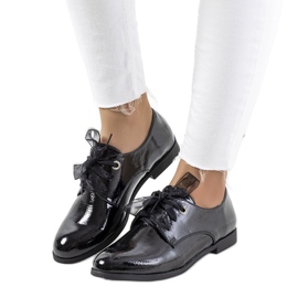 Swisherin mustat lakatut kengät