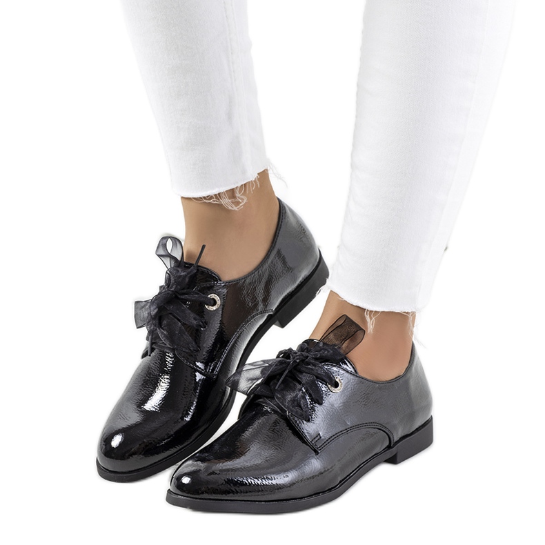 Swisherin mustat lakatut kengät