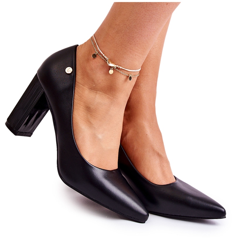 Vinceza Nahkapumput baarissa Spitz Black Lareassa musta