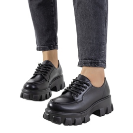 Mustat kengät Massey trapper -pohjassa