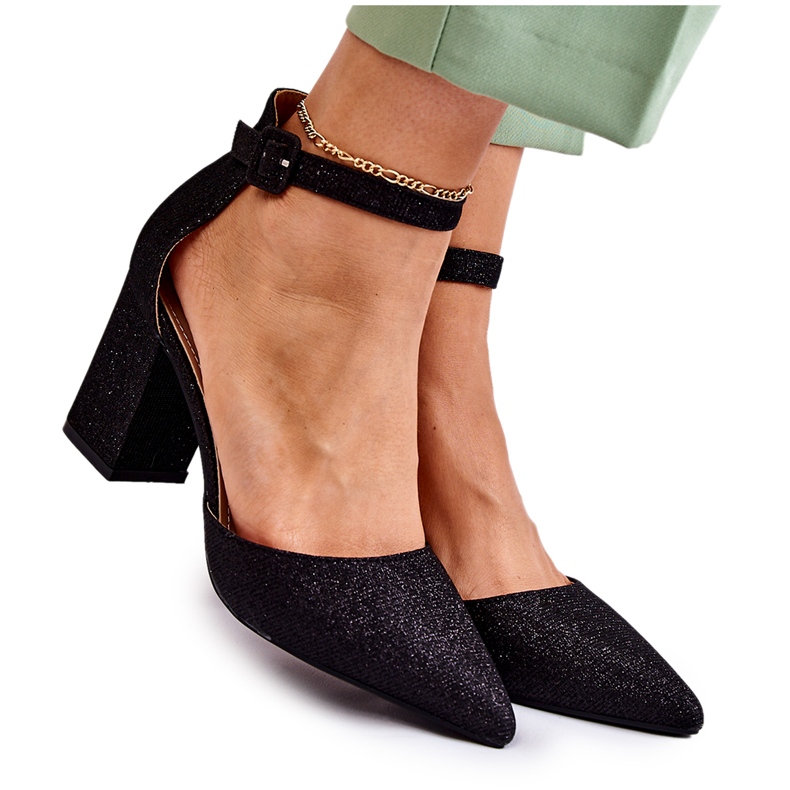 WS1 Kiiltävät mustat Amira-pumput baarissa