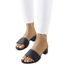 Mustat kudotut tossut Verdun-tolppassa