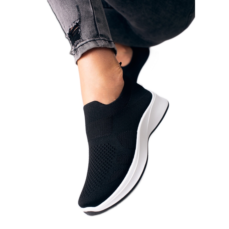 Naisten Shelovet mustat tennarit, joissa valkoinen pohja