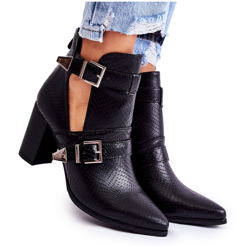 WJ2 Muodikkaat saappaat pylväässä leikkauksilla musta suelo