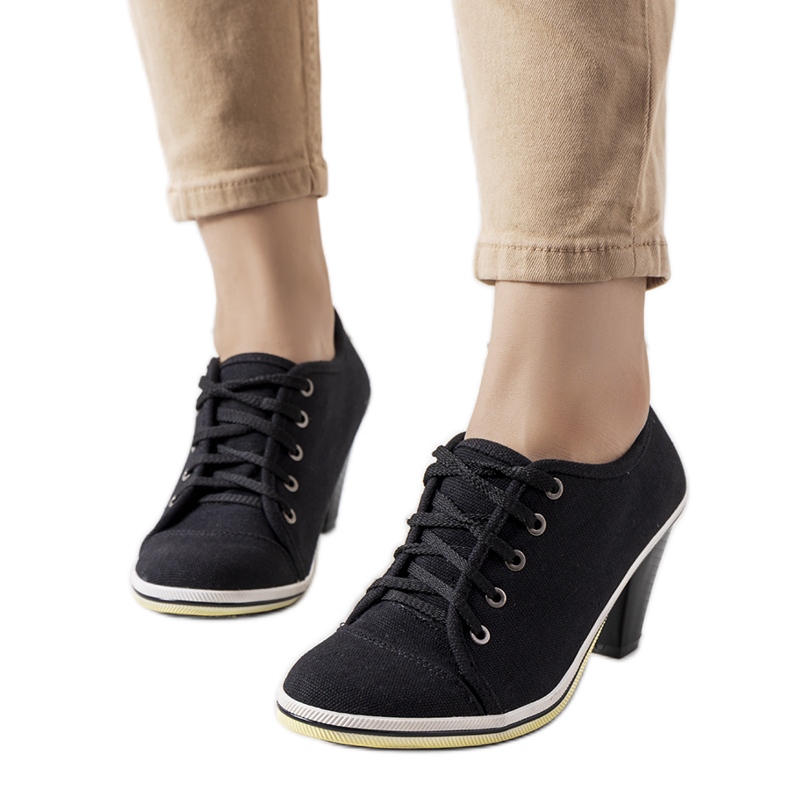 Mustat brogut Belislen postissa