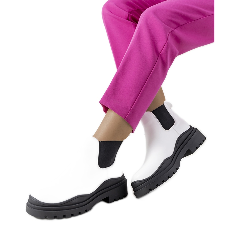 Valkoiset saappaat korkealla Wekey-pohjalla valkoinen