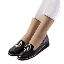 Mustaksi lakatut Kadyro-kengät