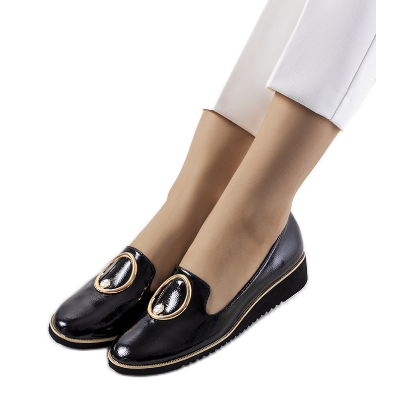 Mustaksi lakatut Kadyro-kengät