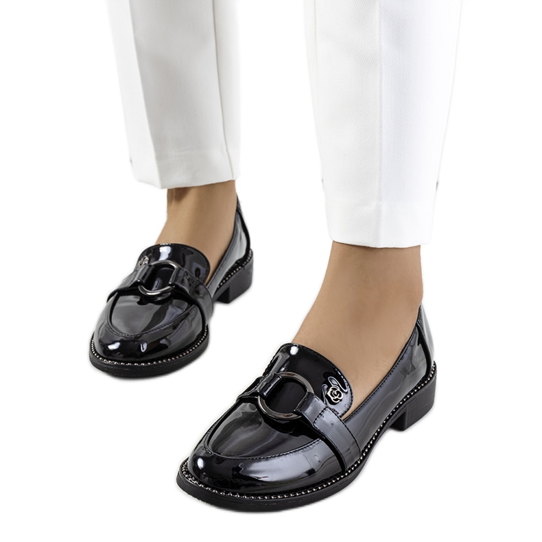 Mustaksi lakatut Aveni-kengät