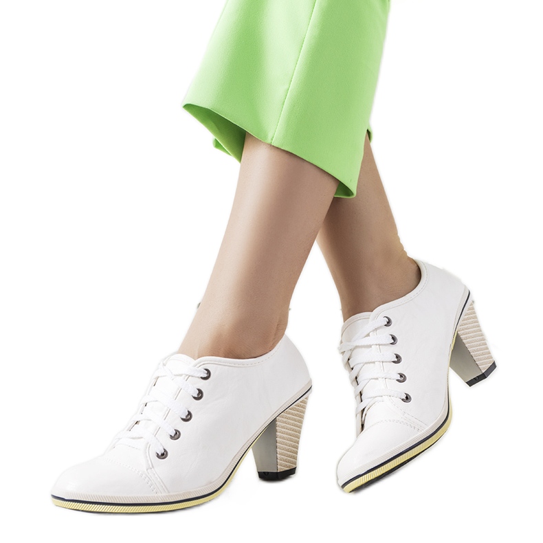 Valkoiset brogut Belislen pylväässä valkoinen