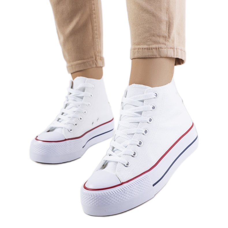 Valkoiset lenkkarit Korgayn alustalla valkoinen