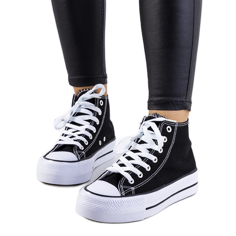 Mustat lenkkarit Korgay-alustalla